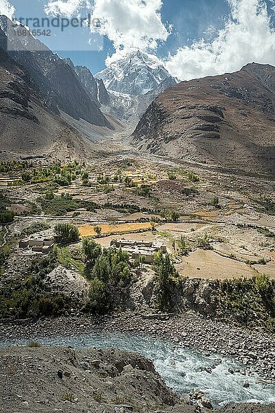 Blick auf das Gehöft einer Bauernfamilie  Getreidefelder  davor der Fluss Pandsch  dahinter ein schneebedeckter Gipfel des Hindukusch  Khandud  Wakhan-Korridor  Afghanistan  Asien