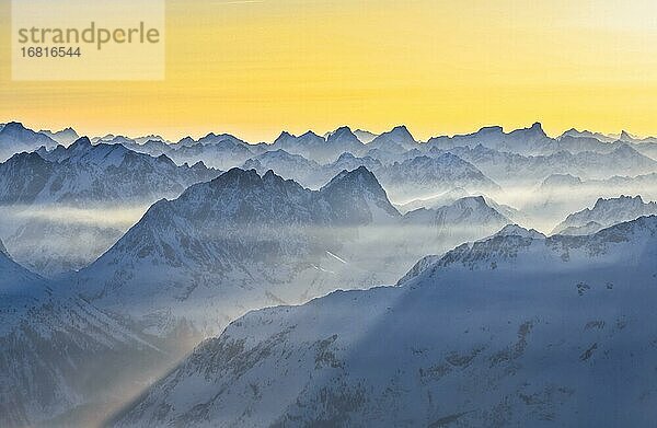 Alpen  auf dem Gipfel der Zugspitze im Winter  Bayern  Deutschland  Europa