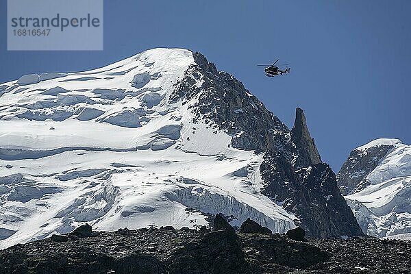 Helikopter fliegt über Gletscher  Alpinrettung  Bergrettung  Mont-Blanc-Massiv  Chamonix  Haute-Savoie  Frankreich  Europa