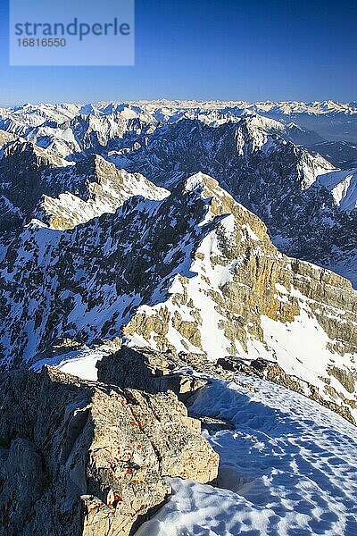 Aussicht vom Gipfel der Zugspitze  Bayern  Deutschland  Europa