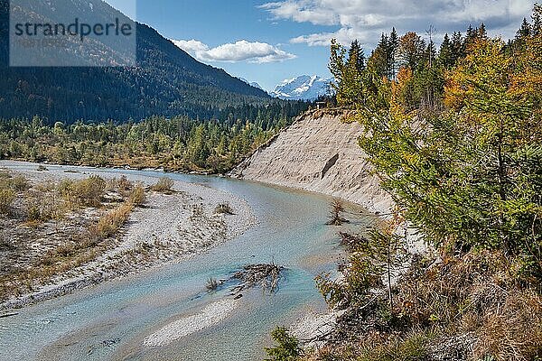 Herbstlandschaft im Isartal  Wallgau  Isar  Werdenfelser Land  Alpenwelt Karwendel  Oberbayern  Bayern  Deutschland  Europa