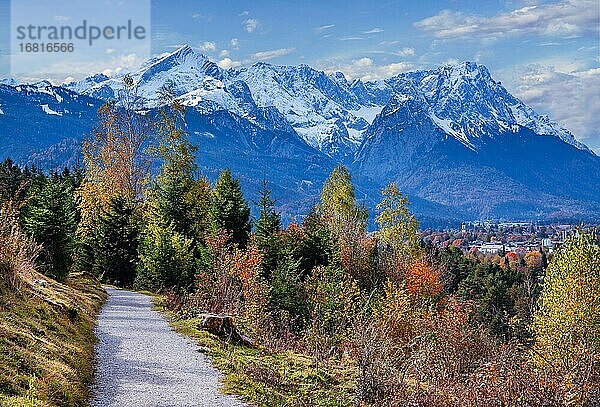 Herbstlandschaft am Philosophenweg mit Zugspitzgruppe  Garmisch-Partenkirchen  Wettersteingebirge  Loisachtal  Werdenfelser Land  Oberbayern  Bayern  Deutschland  Europa