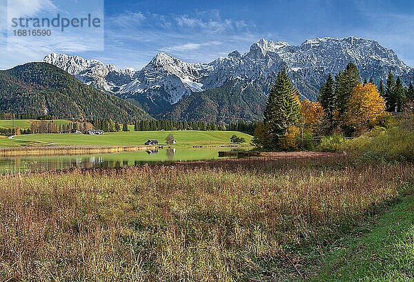 Schmalensee mit Karwendelgebirge  Mittenwald  Isartal  Werdenfelser Land  Oberbayern  Bayern  Deutschland  Europa