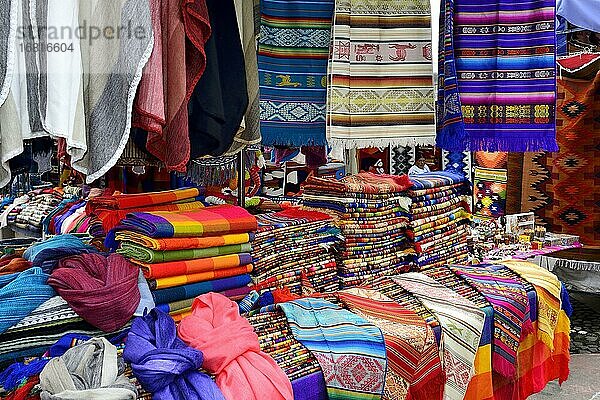 Bunte Textilien am Kunsthandwerksmarkt  Plaza de los Ponchos  Otavalo  Provinz Imbabura  Ecuador  Südamerika