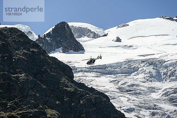 Helikopter fliegt über Gletscher  Alpinrettung  Bergrettung  Mont-Blanc-Massiv  Chamonix  Haute-Savoie  Frankreich  Europa