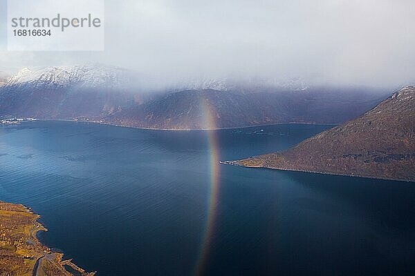 Drohnenaufnahme  Regenbogen über dem Ort Fjordgård  Senja  Norwegen  Europa