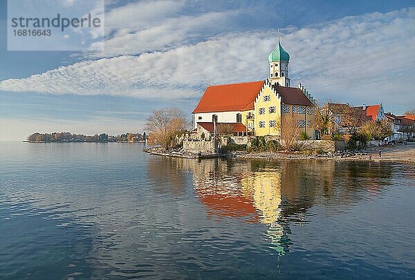 Halbinsel mit der Pfarrkirche St. Georg  Wasserburg am Bodensee  Schwaben  Bayern  Deutschland  Europa