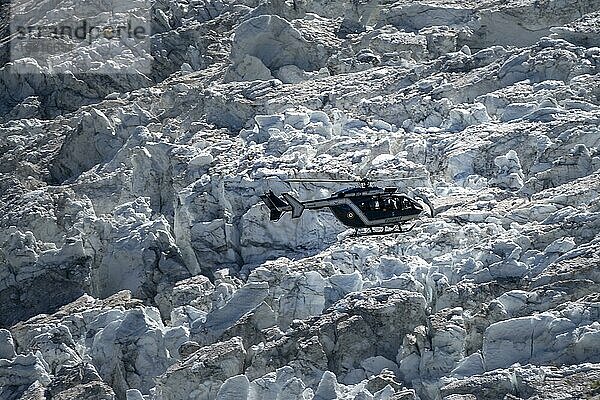 Helikopter über Gletscher  Glacier de Bossons  Alpinrettung  Bergrettung  Chamonix  Haute-Savoie  Frankreich  Europa