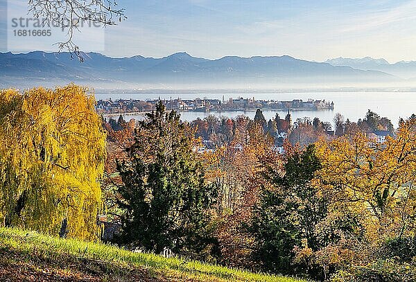 Herbstlandschaft über dem See mit Altstadtinsel vor der Alpenkette  Lindau  Bodensee  Schwaben  Bayern  Deutschland  Europa