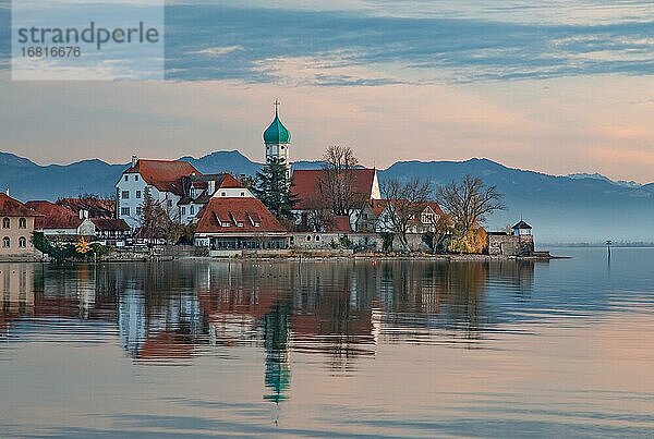 Halbinsel mit der Pfarrkirche St. Georg vor der Alpenkette bei Abendsonne  Wasserburg am Bodensee  Schwaben  Bayern  Deutschland  Europa