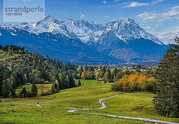 Herbstlandschaft am Philosophenweg mit Zugspitzgruppe  Garmisch-Partenkirchen  Wettersteingebirge  Loisachtal  Werdenfelser Land  Oberbayern  Bayern  Deutschland  Europa