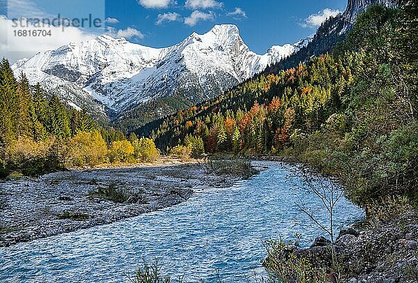 Herbstlandschaft im Rißtal mit Rißbach beim Großen Ahornboden  Engalpe  Eng  Gemeinde Hinterriß  Karwendelgebirge  Alpenpark Karwendel  Tirol  Österreich  Europa