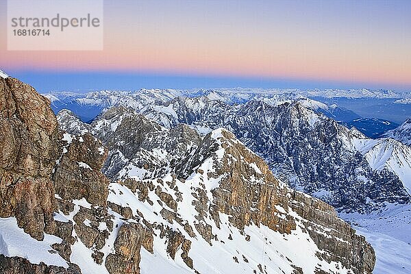 Aussicht vom Gipfel der Zugspitze  Bayern  Deutschland  Europa