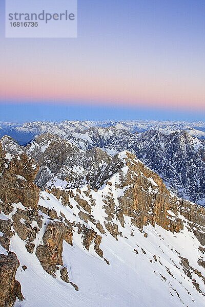 Aussicht vom Gipfel der Zugspitze  Bayern  Deutschland  Europa