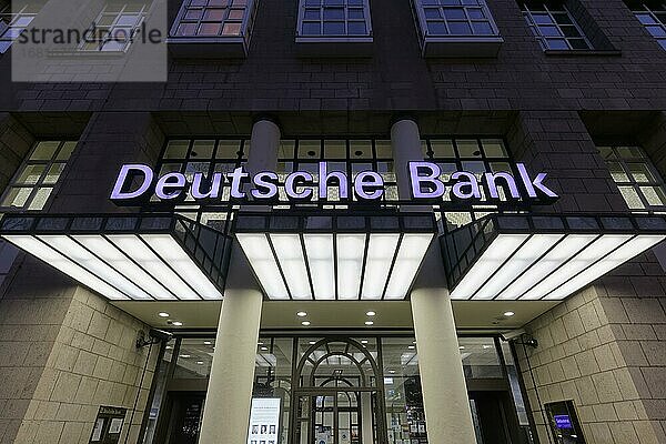 Deutsche Bank an der Königsallee  beleuchteter Schriftzug  Düsseldorf  Nordrhein-Westfalen  Deutschland  Europa