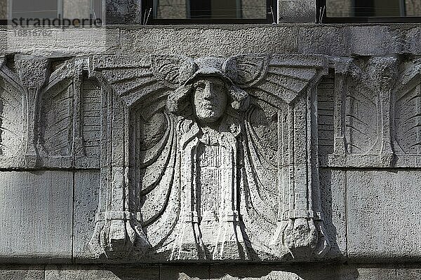 Gott Merkur  Relief aus Sandstein von 1907  Fassadenschmuck am Girardethaus  Düsseldorf  Nordrhein-Westfalen  Deutschland  Europa