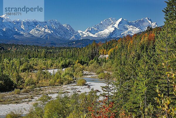 Herbstlandschaft im Isartal mit Alpspitze und Zugspitze im Wettersteingebirge  Wallgau  Isar  Werdenfelser Land  Alpenwelt Karwendel  Oberbayern  Bayern  Deutschland  Europa