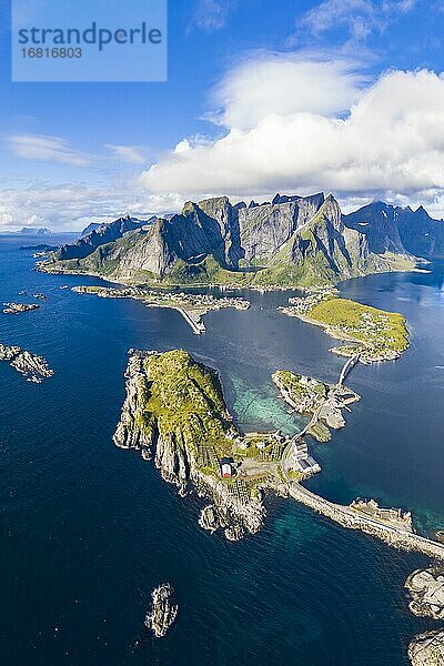 Blick auf Inseln  Fjord und Berge  Fischerorte Sakrisøy und Reine  Reinefjord  Lofoten  Norwegen  Europa