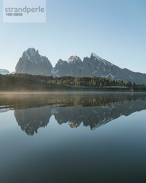 Langkofel und Plattkofel spiegeln sich in kleinem See  Morgenlicht  Seiser Alm  Südtirol  Italien  Europa