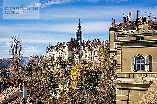 Blick über die Altstadt von Bern und mit dem Berner Münster im Hintergrund  Bern  Schweiz  Europa