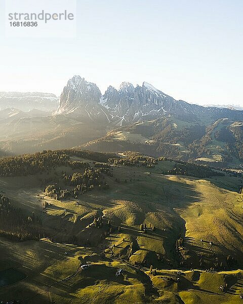 Drohnenaufnahme  Seiser Alm mit Wiesen und Hütten vor Langkofel und Plattkofel  Morgenlicht bei Sonnenaufgang  Seiser Alm  Südtirol  Italien  Europa