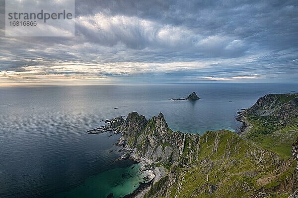 Ausblick vom Berg Måtinden auf felsige Küste  Bleik  Insel Andoya  Vesterålen  Nordland  Nord-Norge?  Norwegen  Europa