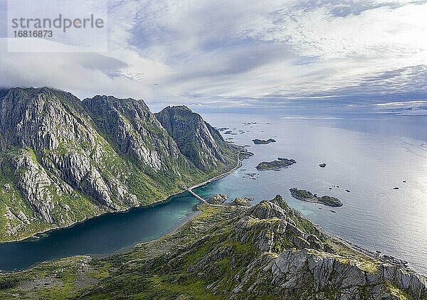 Berge und Fjord bei Henningsvaer  Lofoten  Norwegen  Europa
