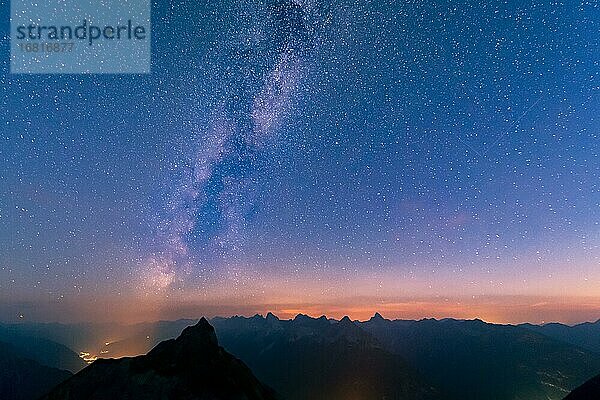 Sternenhimmel mit Milchstraße und Lechtaler Alpen im Hintergrund  Elmen  Lechtaler Alpen  Außerfern  Tirol  Österreich  Europa