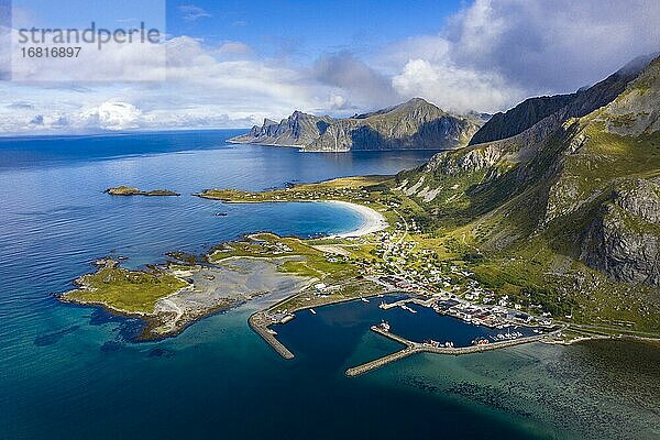 Blick auf Ramberg  Berge und Fjord  Luftaufnahme  Lofoten  Norwegen  Europa