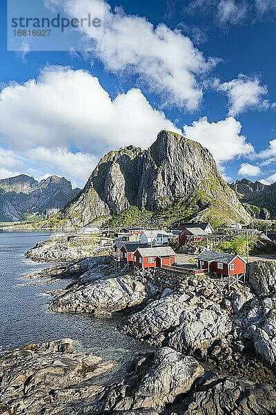Rorbuer Fischerhütten am Fjord  Ortsansicht Hamnøy  Reinefjord mit Bergen im Hintergrund  Reine  Lofoten  Norwegen  Europa