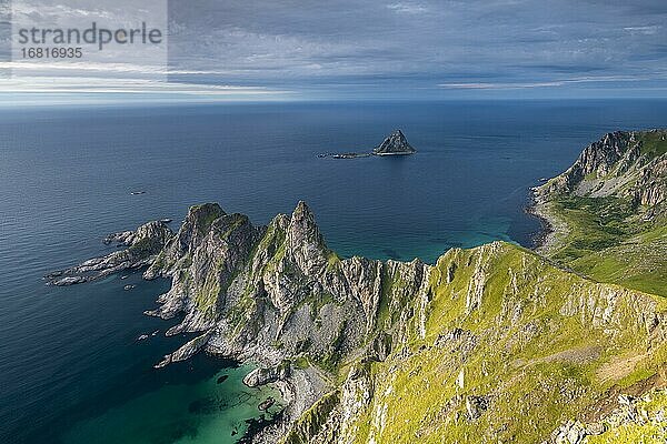 Ausblick vom Berg Måtinden auf felsige Küste  Bleik  Insel Andoya  Vesterålen  Nordland  Nord-Norge?  Norwegen  Europa