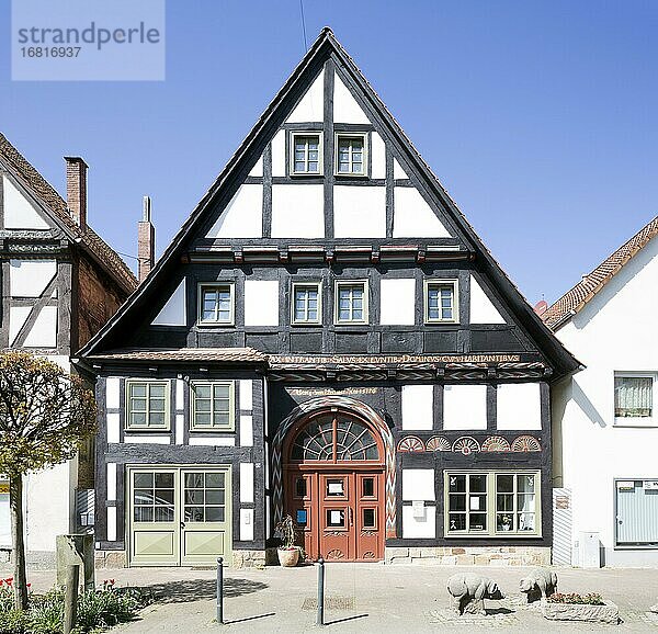 Historisches Fachwerkhaus mit Auslucht  Brennerstraße  Rinteln  Weserbergland  Niedersachsen  Deutschland  Europa