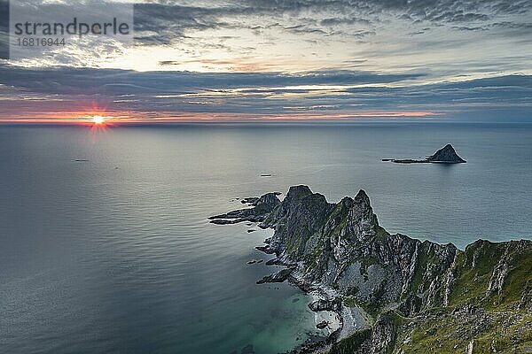 Ausblick vom Berg Måtinden auf felsige Küste bei Sonnenuntergang  Bleik  Insel Andoya  Vesterålen  Nordland  Nord-Norge?  Norwegen  Europa