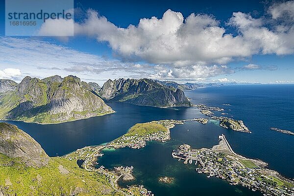 Aussicht vom Berg Reinebringen auf Fischerort Reine  Fjord mit Inseln und Bergen  Reinefjord  Lofoten  Norwegen  Europa