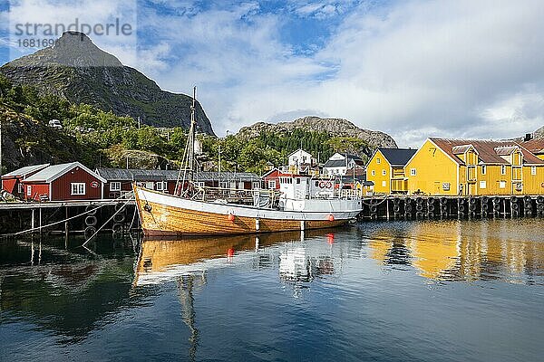 Hafen mit Fischerboot  Rorbuer Hütten  historischer Fischerort Nusfjord  Lofoten  Nordland  Norwegen  Europa