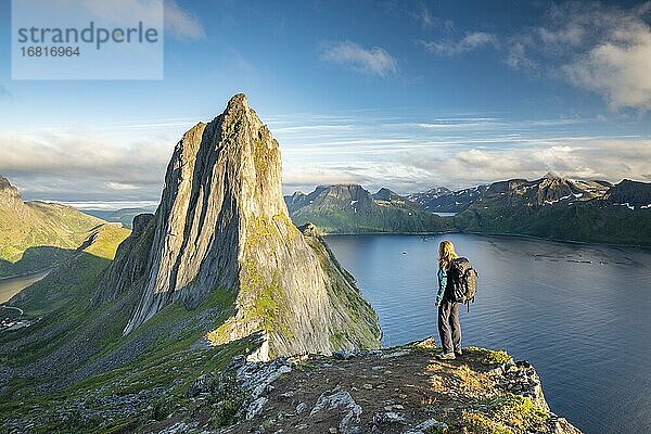 Wanderin vor Berg Segla  Fjord Mefjorden mit Bergen  Insel Senja  Troms  Norwegen  Europa