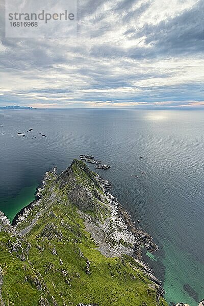 Ausblick vom Berg Måtinden auf felsige Küste  Bleik  Insel Andoya  Vesterålen  Nordland  Nord-Norge?  Norwegen  Europa