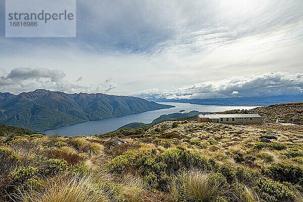 Blick auf den South Fiord des Lake Te Anau  Murchison Mountains  hinten Berghütte Luxmore Hut  Kepler Track  Great Walk  Fiordland National Park  Southland  Neuseeland  Ozeanien