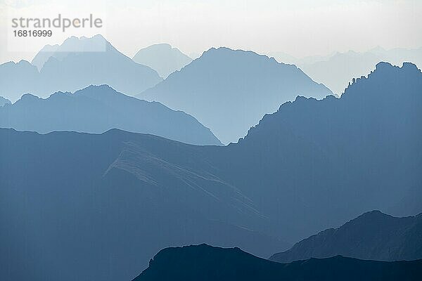 Staffelung von Gipfeln der Lechtaler Alpen zur blauen Stunde  Elmen  Lechtaler Alpen  Außerfern  Tirol  Österreich  Europa