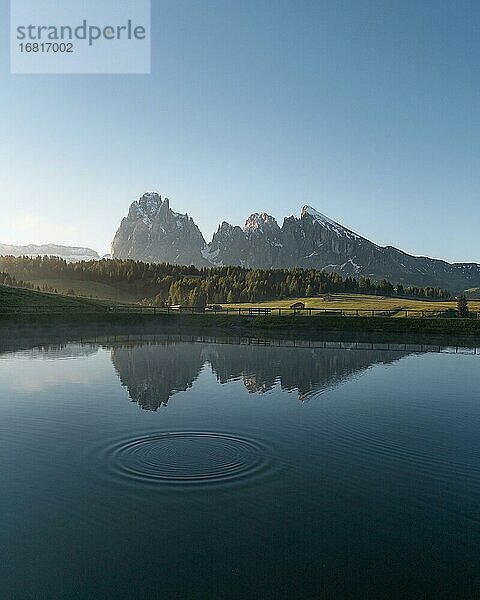 Langkofel und Plattkofel spiegeln sich in kleinem See  Morgenlicht  Seiser Alm  Südtirol  Italien  Europa