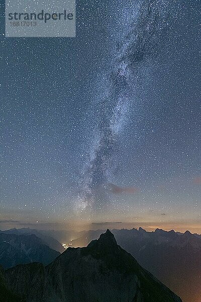 Sternenhimmel mit Milchstraße und Lechtaler Alpen im Hintergrund  Elmen  Lechtaler Alpen  Außerfern  Tirol  Österreich  Europa