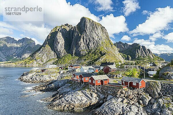 Rorbuer Fischerhütten am Fjord  Ortsansicht Hamnøy  Reinefjord mit Bergen im Hintergrund  Reine  Lofoten  Norwegen  Europa