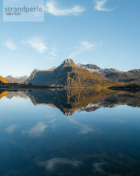 Spiegelung eines Berges im Fjord nahe Flakstad  Lofoten  Norwegen  Europa