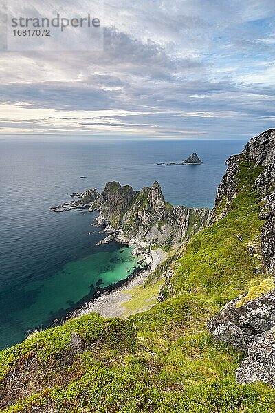 Ausblick vom Berg Måtinden auf felsige Küste  Bleik  Insel Andoya  Vesterålen  Nordland  Nord-Norge?  Norwegen  Europa