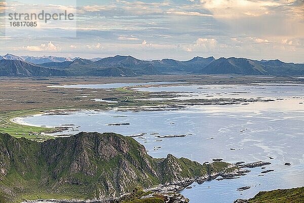 Blick vom Berg Måtinden auf Insel Andoya  Bleik  Vesterålen  Nordland  Nord-Norge?  Norwegen  Europa