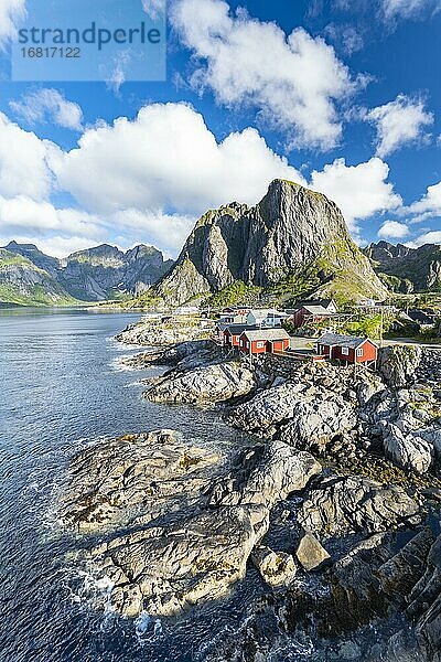 Rorbuer Fischerhütten am Fjord  Ortsansicht Hamnøy  Reinefjord mit Bergen im Hintergrund  Reine  Lofoten  Norwegen  Europa
