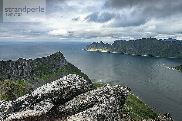 Blick auf die Berge Devils Teeth  Teufelszähne  Okshornan  Steinfjorden  Insel Senja  Troms  Norwegen  Europa