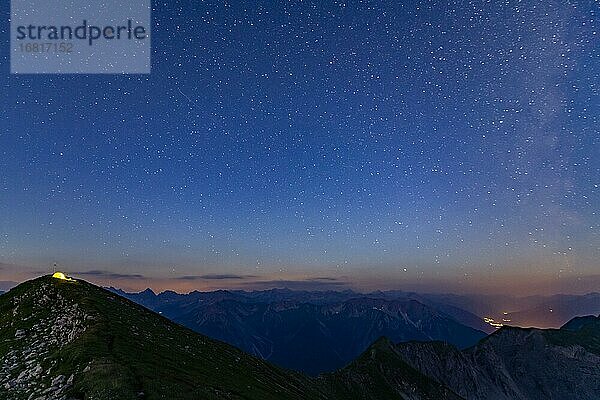 Sternenhimmel Gipfel der Kreuzspitze und Zelt  Lechtaler Alpen im Hintergrund  Elmen  Lechtaler Alpen  Außerfern  Tirol  Österreich  Europa