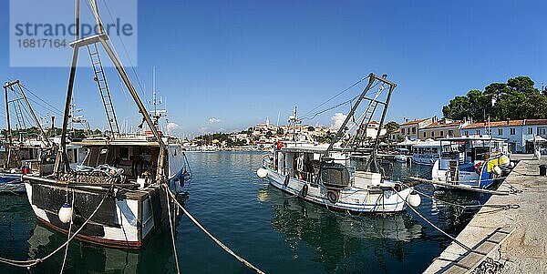 Fischerboote im Hafen von Vrsar  Adriaküste  Istrien  Kroatien  Europa