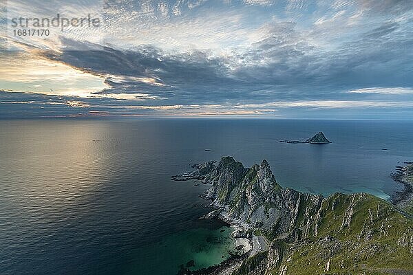 Ausblick vom Berg Måtinden auf felsige Küste  Bleik  Insel Andoya  Vesterålen  Nordland  Nord-Norge?  Norwegen  Europa